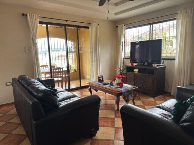 Casa con 3 Plantas + Sótano: Amplitud, Privacidad y Diseño Funcional. in San Rafael, Escazú, San José — $540,000