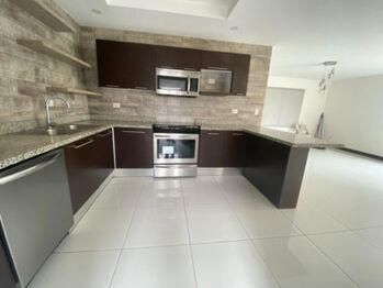 Casa moderna en condominio con amenidades, ideal para inversión en San Rafael, Escazú, San José — $320,000 - Foto 5 de 45