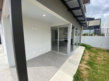 Alquiler de Moderna Casa en Condominio, Santa Ana. RAH 26-448  en Brasil, Santa Ana, San José — $1,800 - Foto 5 de 10