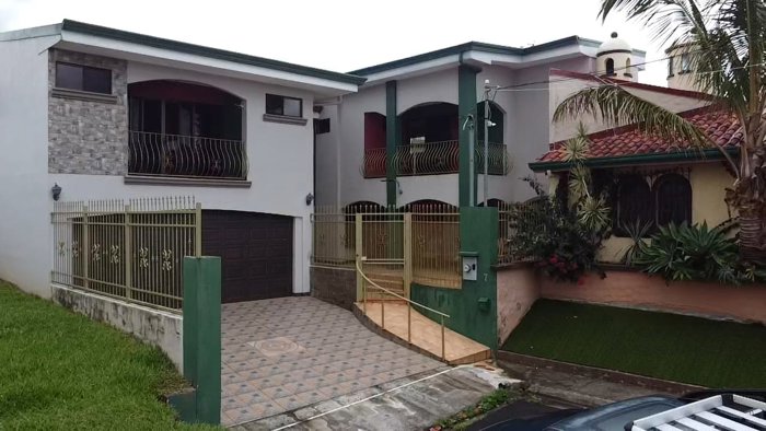 Hermosa casa en dos niveles muy cerca del centro de Grecia in Grecia, Alajuela — $299,000