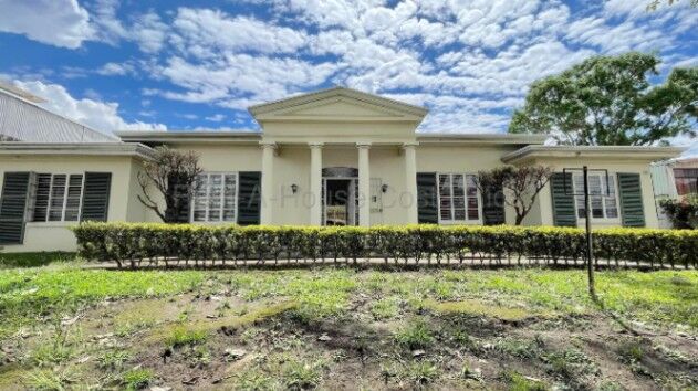 Venta de casa de un nivel con uso mixto y amplio terreno en San José #27-167 GS in Carmen, San José — $850,000