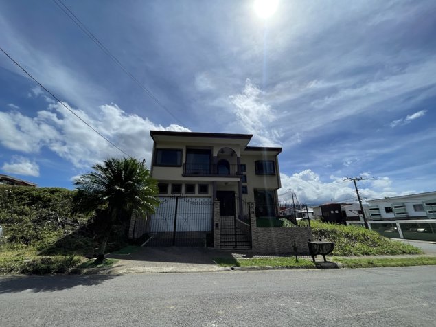 Se vende casa lujo independiente en Lomas de Ayarco, Curridabat (AD) en Tirrases, Curridabat, San José — $360,000