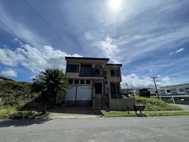Se vende casa lujo independiente en Lomas de Ayarco, Curridabat (AD) en Tirrases, Curridabat, San José — $360,000