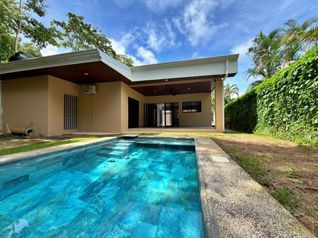 Venta/alquiler casa con piscina y 3 habitaciones, Playa hermosa. (MV) en Jacó, Garabito, Puntarenas — $370,000 - Foto 3 de 12