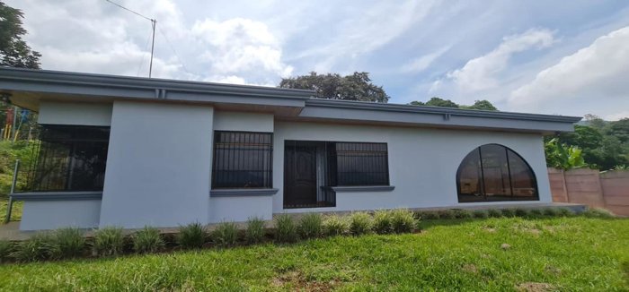Amplia y Renovada Casa con Vistas al GAM – Terreno de 3,203 m² in Santiago, Palmares, Alajuela — ₡ 112 000 000 - Photo 2 of 14