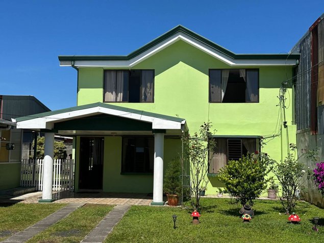 Propiedad con dos casas, dos talleres, dos oficinas con  zonas verdes en La Trinidad, Moravia, San José — $250,000,000