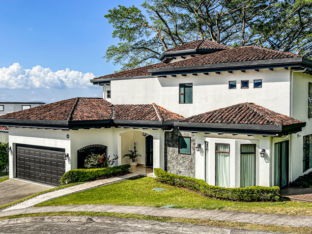 Se Vende Casa de Lujo de 4 habitaciones en Cerro Colon in Colón, Mora, San José — $900,000