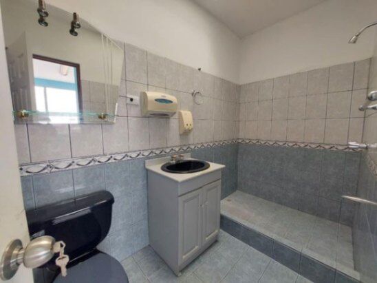 Se vende espaciosa casa con patio en Guadalupe de Goicoechea 26-580 en Guadalupe, Goicoechea, San José — $220,000