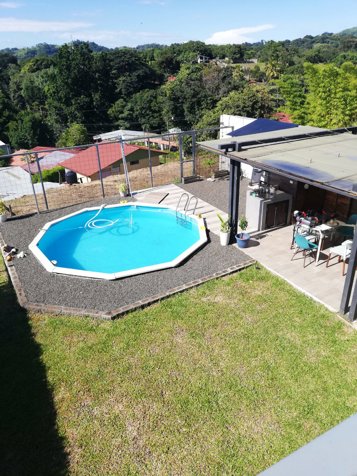 Casa en venta en Atenas, con piscina, terraza, vistas, dos niveles in Mercedes, Atenas, Alajuela — $282,000 - Photo 3 of 21
