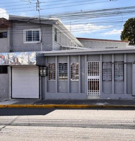 Venta de Edificio+2 Apartamentos,1 Casa y un Local Comercial en Heredia. RAH 26-1672 in Heredia — ₡ 150 000 000
