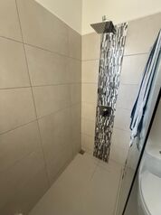 Habitación con baño privado y cochera en condominio seguro – ideal profesional o estudiante posgrado en San Rafael, Montes De Oca, San José — 300 000 ₡ - Foto 5 de 5
