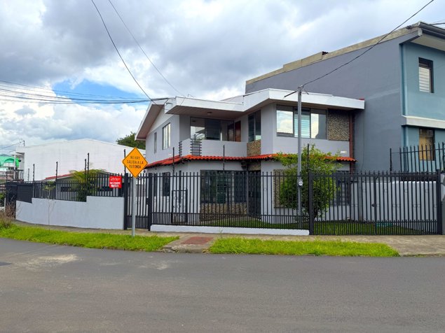 VENTA Casa en Los Yoses Sur | Ubicación Premium, Amplios Espacios y Estilo Urbano in Zapote, San José — $265,000 - Photo 3 of 27
