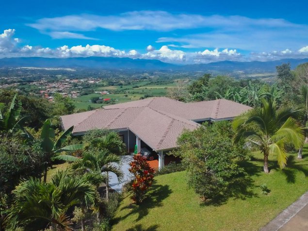 CASA AMUEBLADA CON PISCINA Y LOTE DE 7.000 M² EN CARRILLO ALTO DE POÁS, ALAJUELA in Carrillos, Poás, Alajuela — $595,000 - Photo 2 of 33