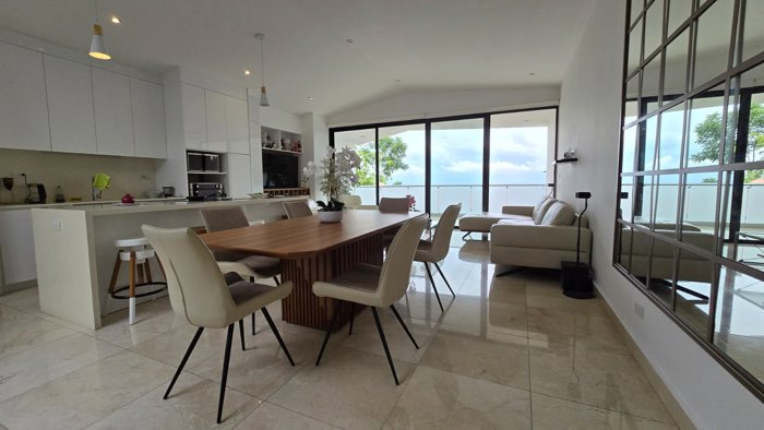 Alquiler de amplia y moderna casa en Escazú en San Antonio, Escazú, San José — $3,700