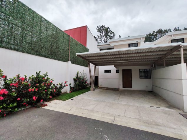 Venta de casa en Condominio con piscina, Heredia. in Ulloa, Heredia — ₡ 91 059 650