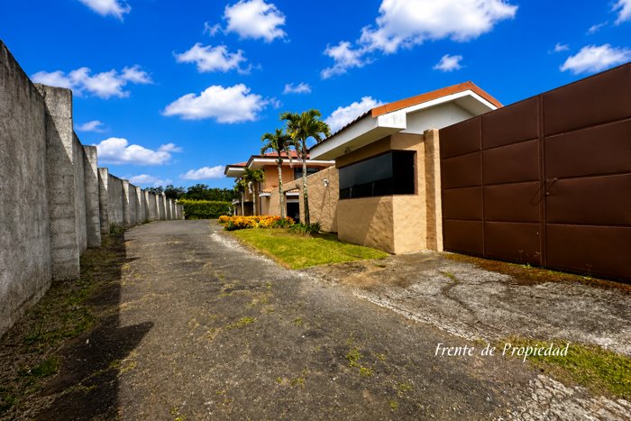 Venta de Casa en Santo Domingo de Heredia in Santo Domingo, Heredia — $1,050,000 - Photo 2 of 23