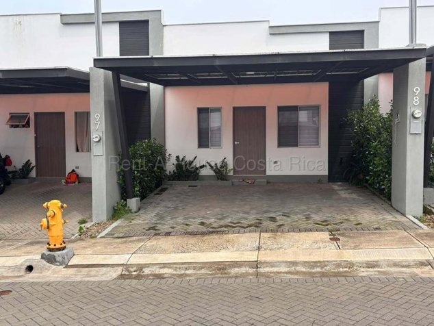 Venta casa un nivel con patio y carga para vehículo eléctrico in Llorente, Flores, Heredia — $195,000
