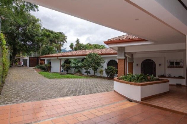 Alquiler de Excelente Casa en San Rafael de Escazú / OFC Mls. 25-1013 in San Rafael, Escazú, San José — $4,500