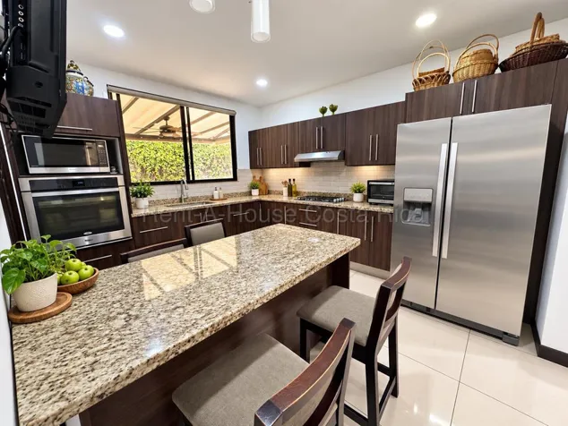 House for sale in Condominio Francosta with 4 bedrooms in Ulloa, Heredia — $450,000 - Photo 3 of 10