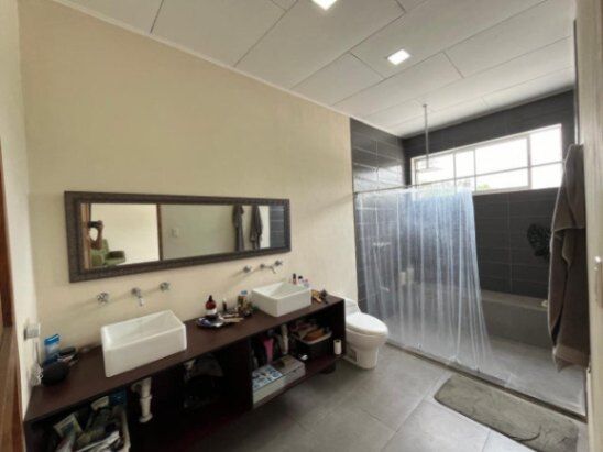 Se alquila espacioso apartamento en Escazú 26-750 en Escazú, San José — $1,100