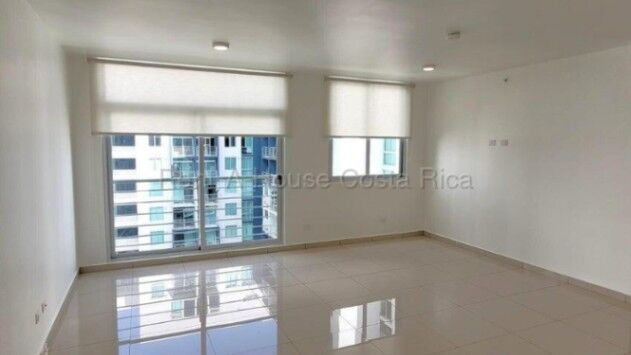 Alquiler apartamento moderno con amenidades y parqueo techado #26-2149 GS in Cinco Esquinas, Tibás, San José — $1,200