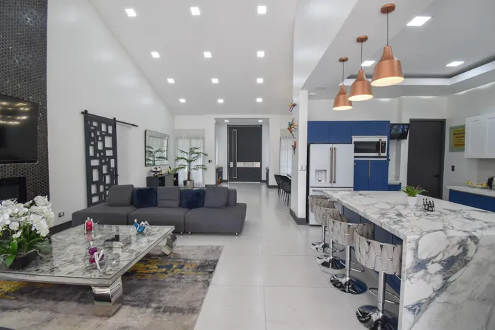 Casa de un Nivel con 4 Habitaciones en Valle del Sol en Pozos, Santa Ana, San José — $1,400,000 - Foto 2 de 47