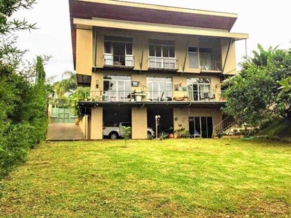 Se vende espaciosa casa con patio y piscina en Belén de Heredia 21-1989 en San Antonio, Belén, Heredia — $465,000
