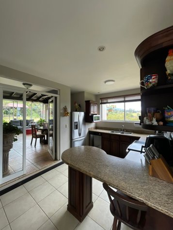 Impresionante casa moderna de 3 dormitorios con amplios jardines. in Grecia, Alajuela — $179,000,000 - Photo 3 of 16