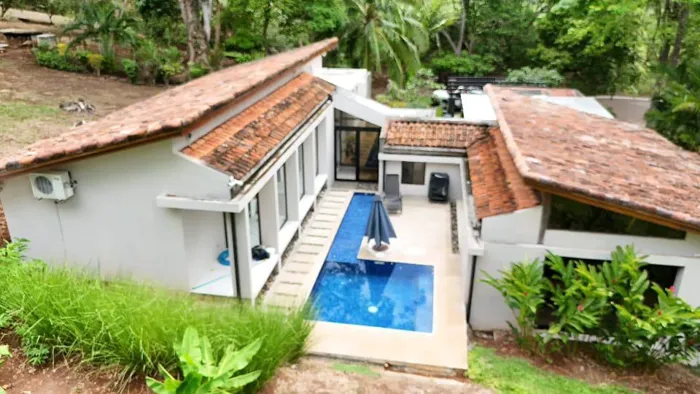 Casa de 3 Habitaciones con Piscina en Condominio Privado en Orotina, Alajuela — $350,000