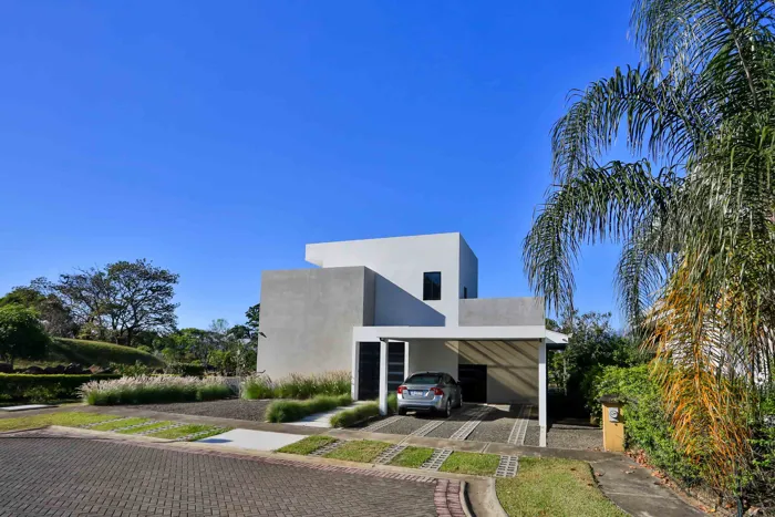 Se vende Casa minimalista en Hacienda Los Reyes en Guácima, Alajuela — $495,000 - Foto 2 de 20