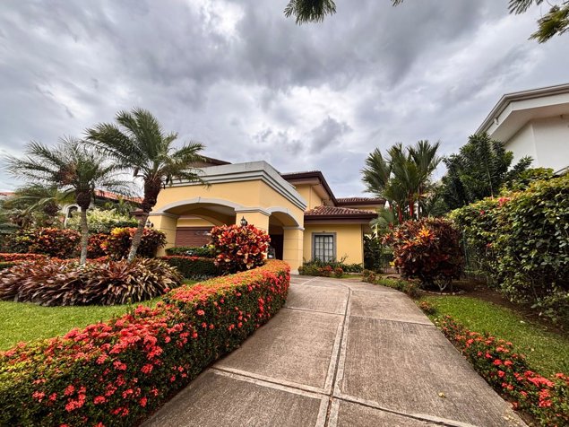 SE VENDE HERMOSA CASA EN VALLE DEL SOL SANTA ANA in Pozos, Santa Ana, San José — $850,000