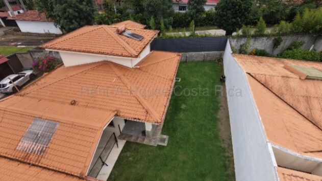 Venta de Dos Casas con un  Terreno de 709m2 en Villa Palmar Alajuela 26-1800 en San José, Alajuela — $468,000