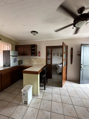 Residencia de ensueño: 1 casa, 5 apts, piscina ,2 ranchos y 2 parqueos en Jacó, Garabito, Puntarenas — $900,000 - Foto 3 de 39