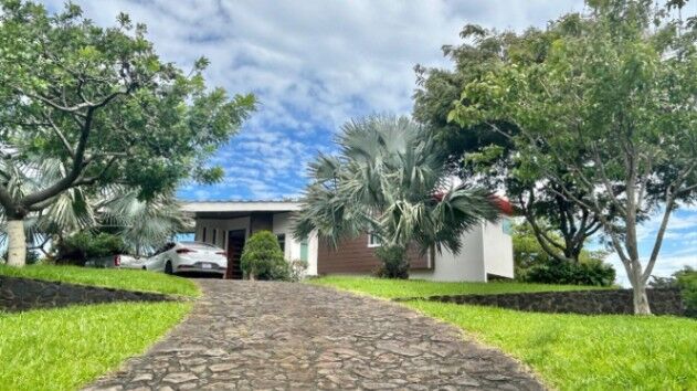 Venta de Casa de Lujo con Terreno de 2400mt2 en la Guácima 26-207 in Guácima, Alajuela — $375,000