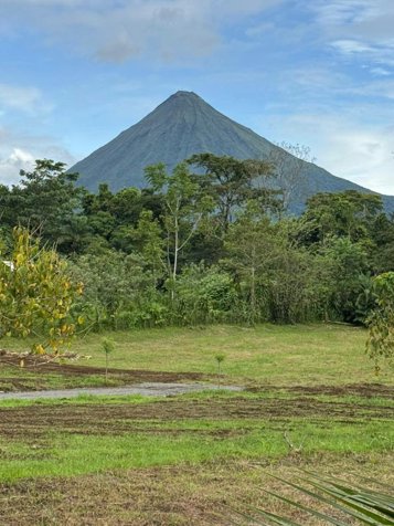 Se vende lote con Vista al Volcán | 550m2 a 7 minutos del centro en La Fortuna, San Carlos, Alajuela — ₡ 45 000 000