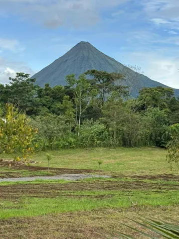 Se vende lote con Vista al Volcán | 550m2 a 7 minutos del centro en La Fortuna, San Carlos, Alajuela — ₡ 45 000 000