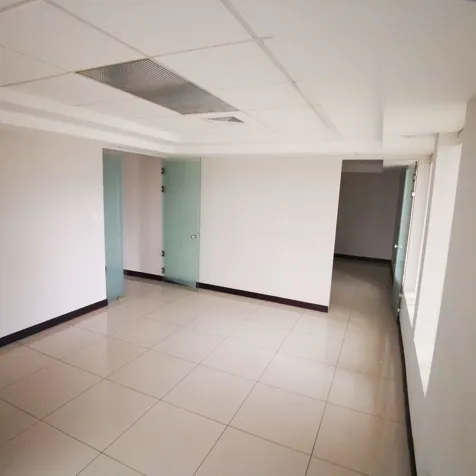 SE ALQUILA EDIFICIO COMERCIAL EN CENTRO EJECUTIVO LA VIRGEN, LA URUCA en Uruca, San José — $2,100 - Foto 3 de 10