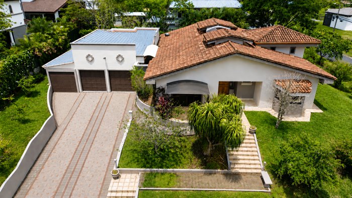 Residencia de 1 planta en Hacienda Los Reyes, La Guacima en Guácima, Alajuela — $455,000