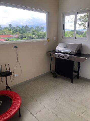 SE VENDE BELLA PROPIEDAD CON CASA Y 3 APARTAMENTOS EN HEREDIA.  in San Isidro, Heredia — $500,000