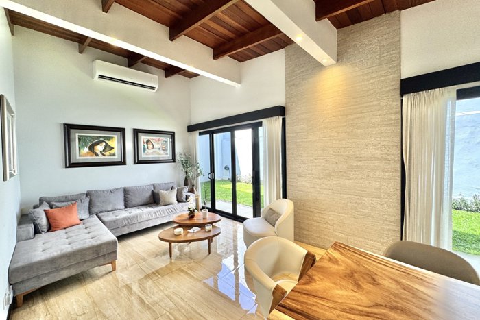 Venta de casa remodelada de un piso en Escazú in San Rafael, Escazú, San José — $425,000 - Photo 2 of 32