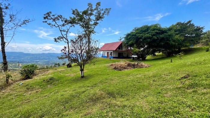 SE VENDE FINCA CON CABANA RUSTICA Y VISTAS PANORAMICAS AL VALLE in Cajón, Pérez Zeledón, San José — $129,500