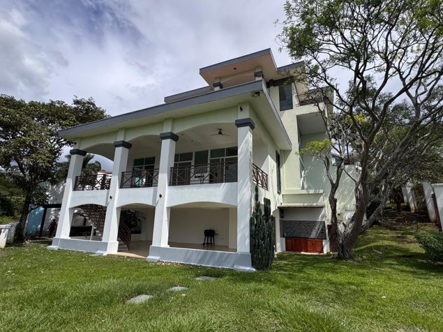 Casa en Venta y Alquiler en Guachipelín, Escazú De Lujo en Condominio en Escazú, San José — $4,500