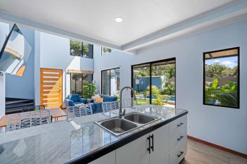 VILLA AZUL: CASA CON PISCINA Y CASITA INDEPENDIENTE CERCA DE TAMARINDO en Tamarindo, Santa Cruz, Guanacaste — $299,000 - Foto 5 de 13