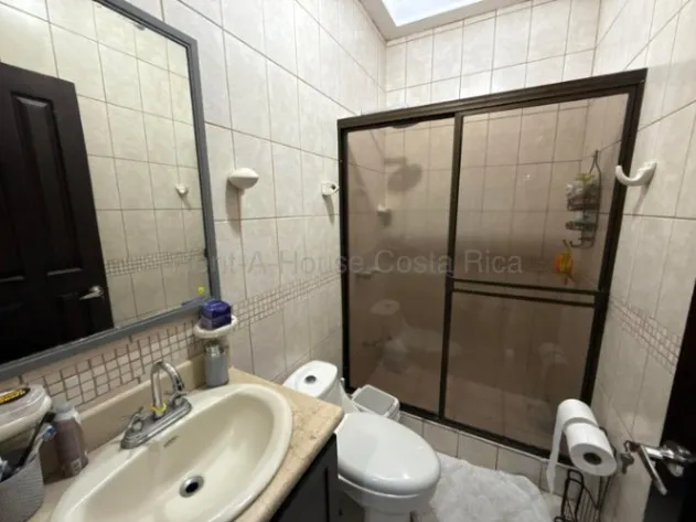 Venta de Casa en San Francisco de Heredia. RAH 26-1628 PRECIO REBAJADO en San Francisco, Heredia — ₡ 115 000 000 - Foto 3 de 6