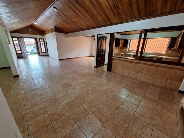 ALQUILER DE AMPLIA CASA DE 1 PLANTA EN SANTA ANA en Santa Ana, San José — $3,000