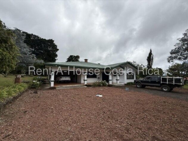 Se vende casa con amplio terreno San Rafael, Heredia #26-1457 en Ángeles, San Rafael, Heredia — $726,000