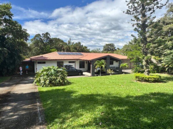 Se alquila casa con lote de más de 2100m2 en Santa Ana San José 26-1337 en Santa Ana, San José — $9,000