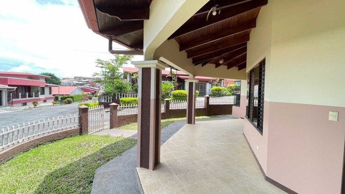 House For Sale In Grecia Downtown in Grecia, Alajuela — ₡ 170 000 000 - Photo 3 of 22