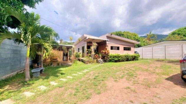 Se vende espaciosa casa con patio en Santa Ana Centro 25-1966 en Santa Ana, San José — ₡ 120 000 000