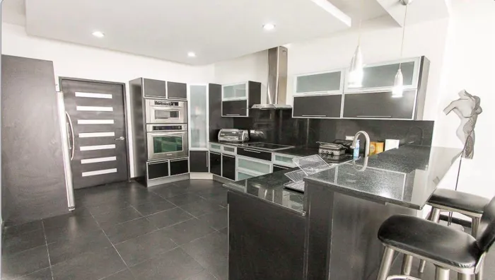 Alquiler de moderna casa ubicada en Trejos Montealegre Escazú en Escazú, San José — $3,000 - Foto 3 de 12